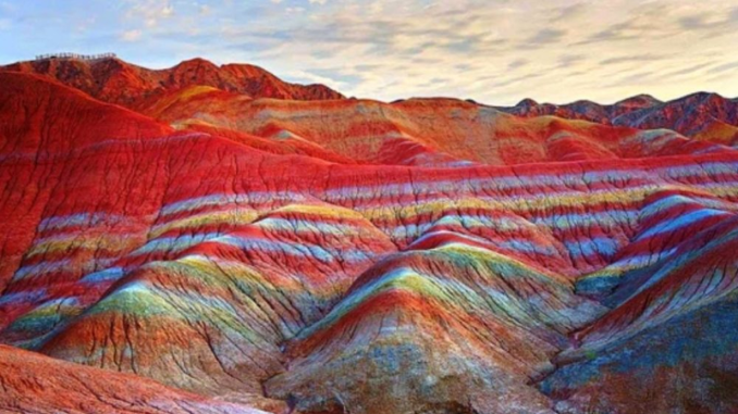 Wisata Gunung Pelangi di China yang Paling Menakjubkan