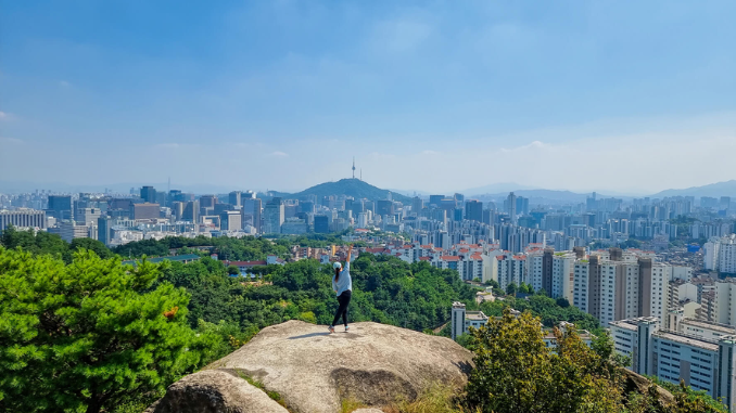 Coba Nikmati liburan ke Korea Selatan dengan suasana berbeda dengan mengunjungi Inwangsan Mountain Seoul, gunung yang terletak di ibukota Korea selatan